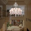 Lustre de Cristal Transparente e em Vermelho Baccarat 24 Cúpulas Branca Ambientado